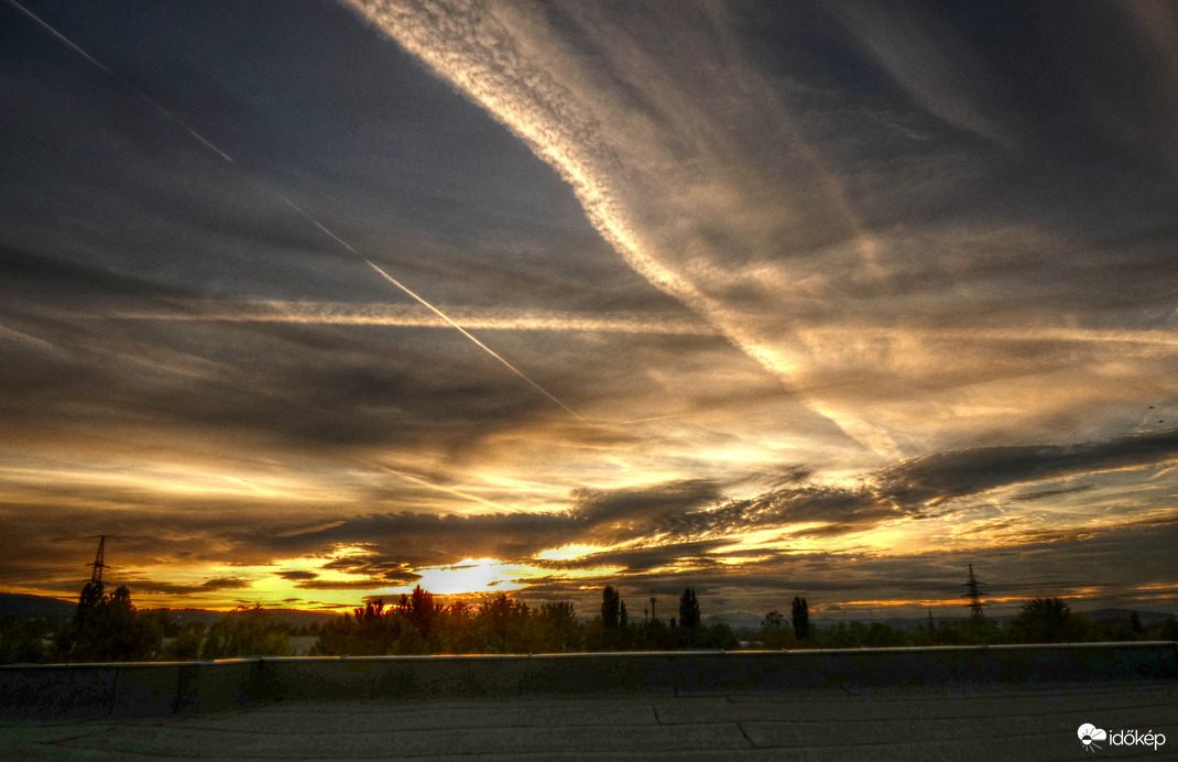 Naplemente - "elhízott" kondenzcsíkokkal