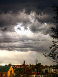 Rojtos felhők a szélmalom felett