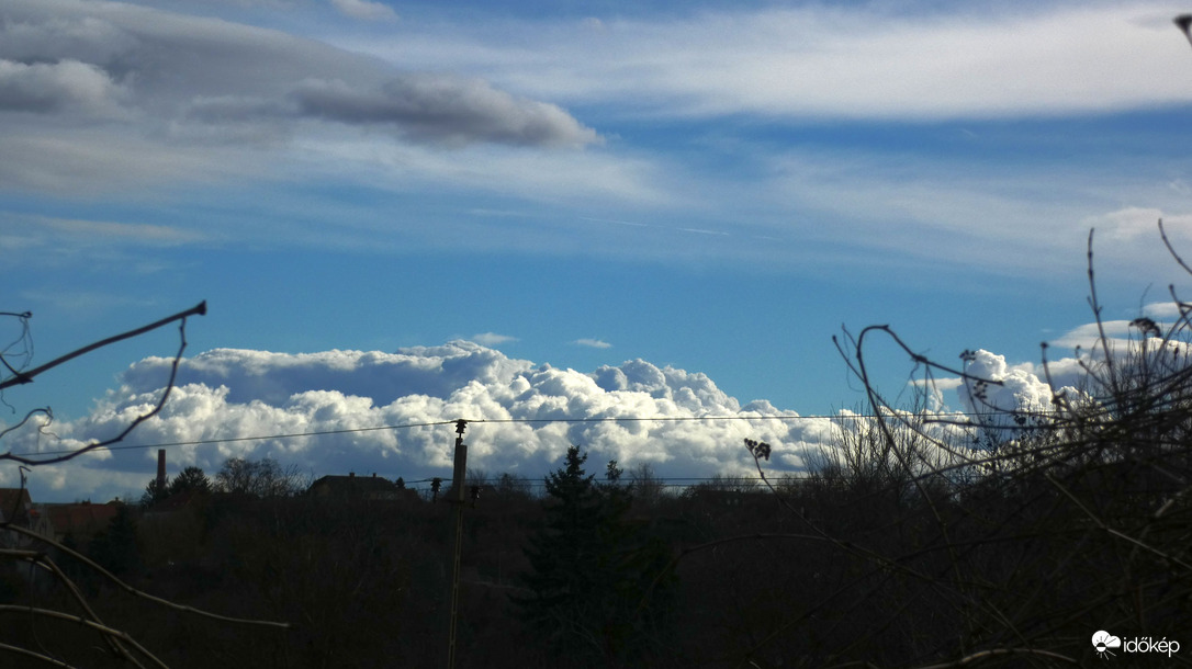 Szeles, habosfelhős február