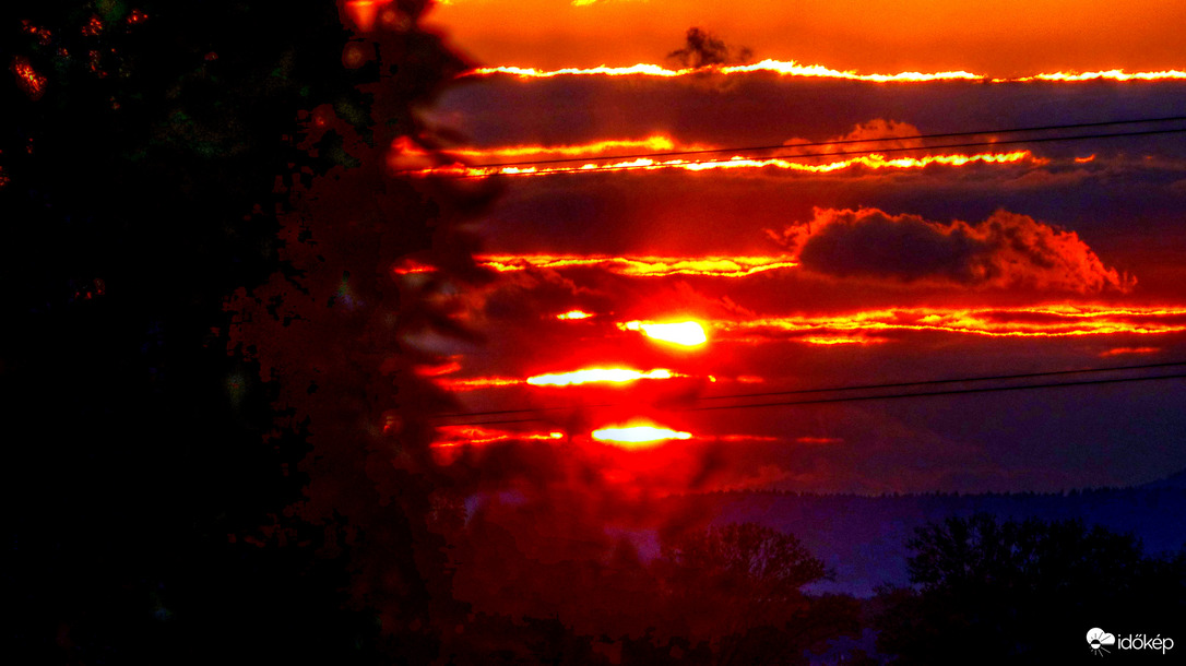 Naplemente felhőrács mögött