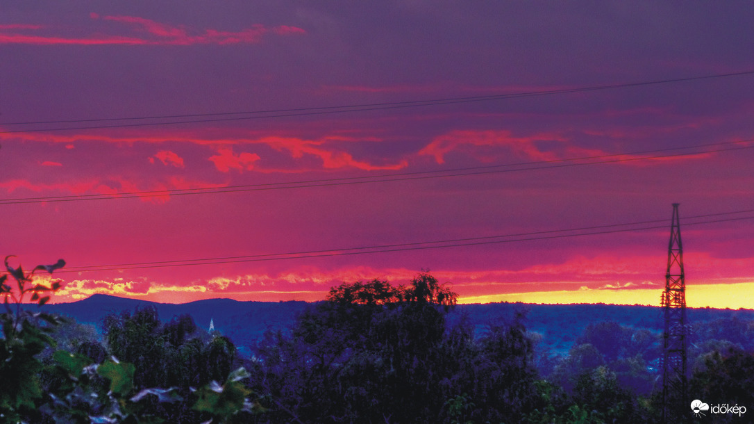 Mályvaszínű esti felhők