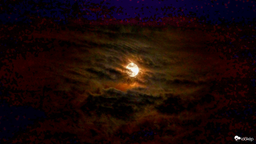 Hízös Hold, esti álcájs