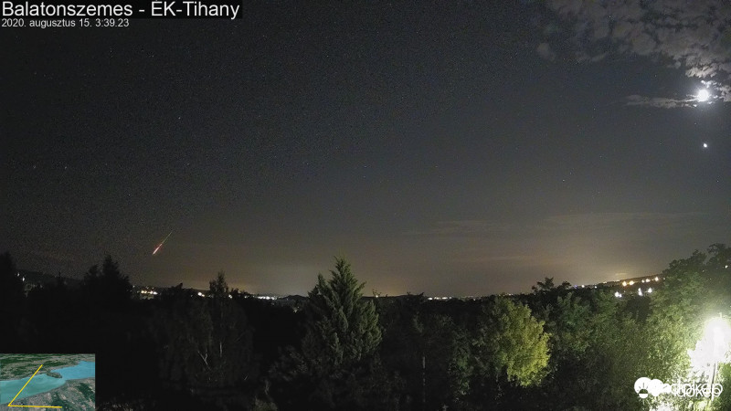 Hold alatt a Vénusz, plusz egy Perseida meteor.