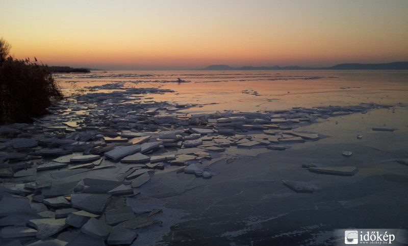 Tükörjég "macskakővel"