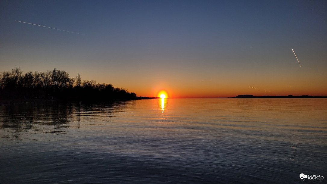 Tűzgolyó a vízben