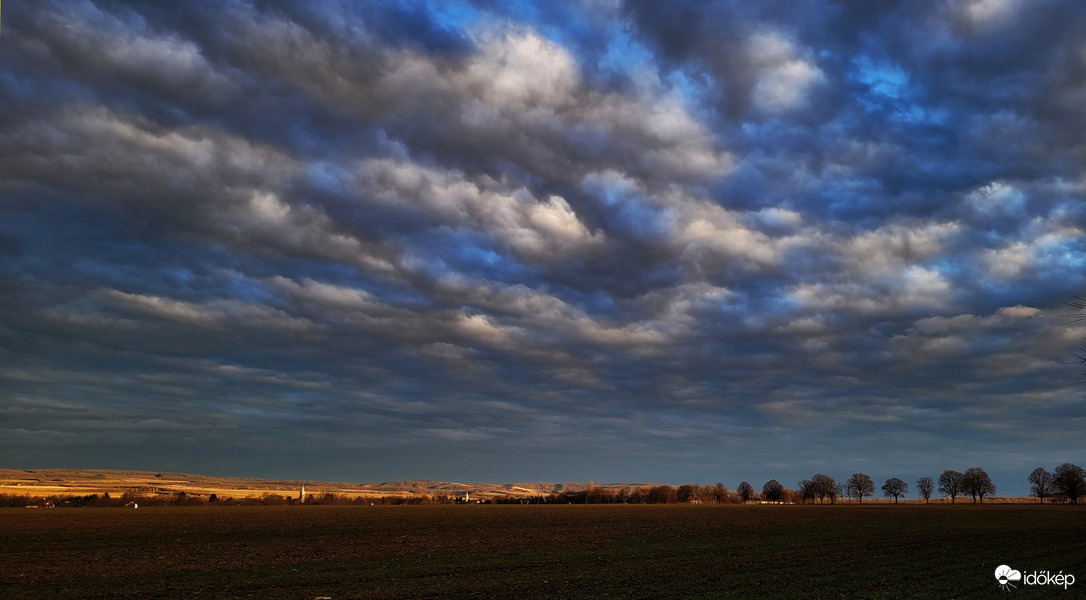 Felhők fehér, kék, szürke ruhában