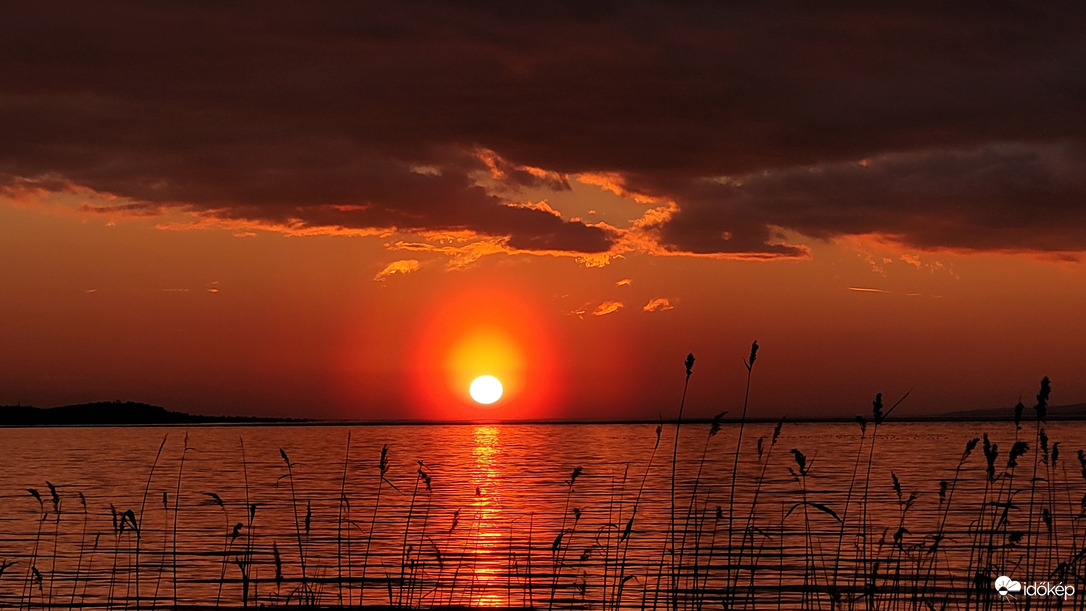 Menetrend szerinti tűzgömb érkezik