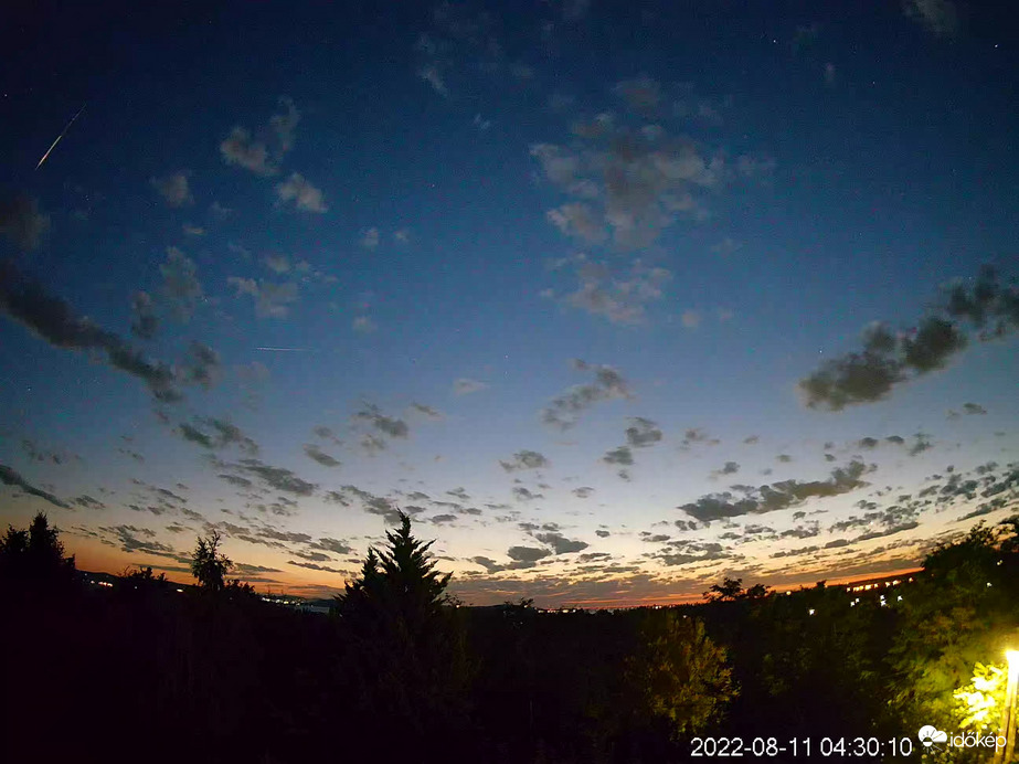 Perseidák meteor + kondenzcsík hajnalban