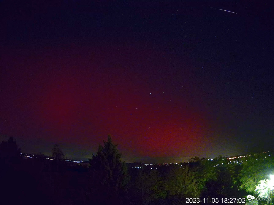 Meteor sarki fénnyel Balatonszemesről