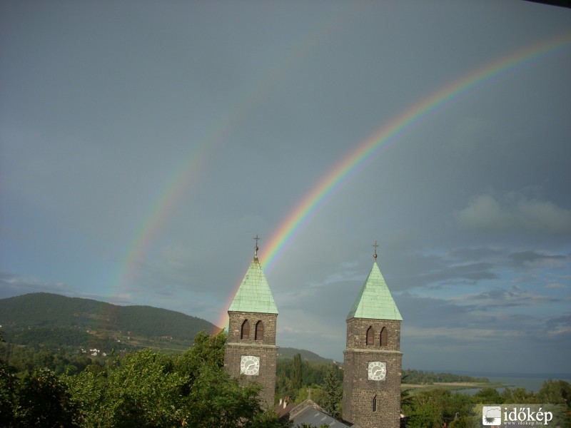 Szivárvány a templommal