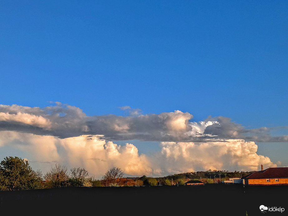 Esti gomolyfelhők. 