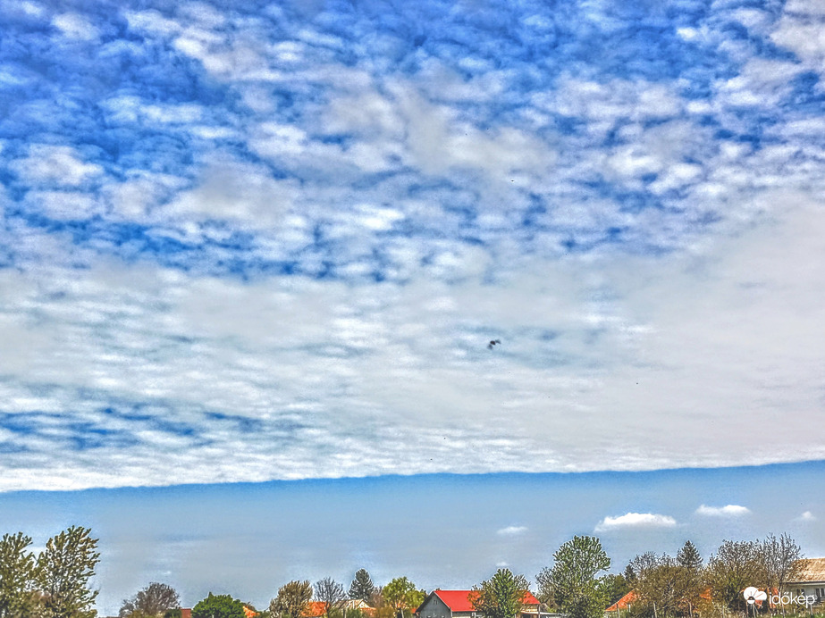 Mai felhőhatár. 