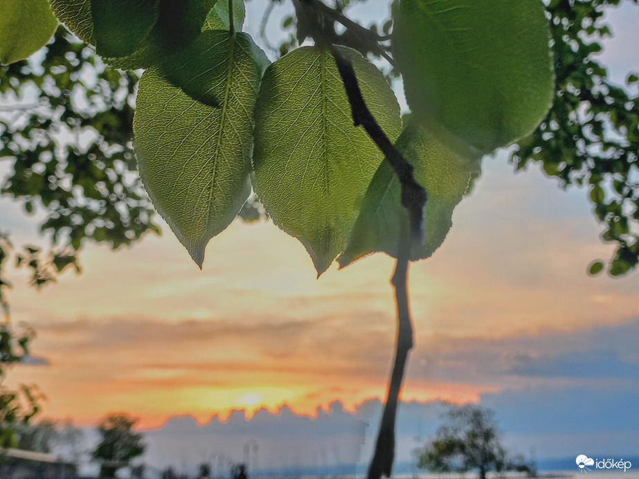 Mai alkonyat.
