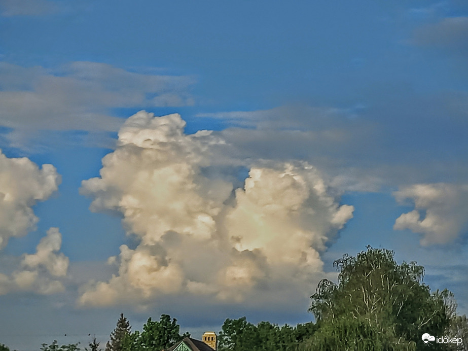 Esti gomolyfelhő.