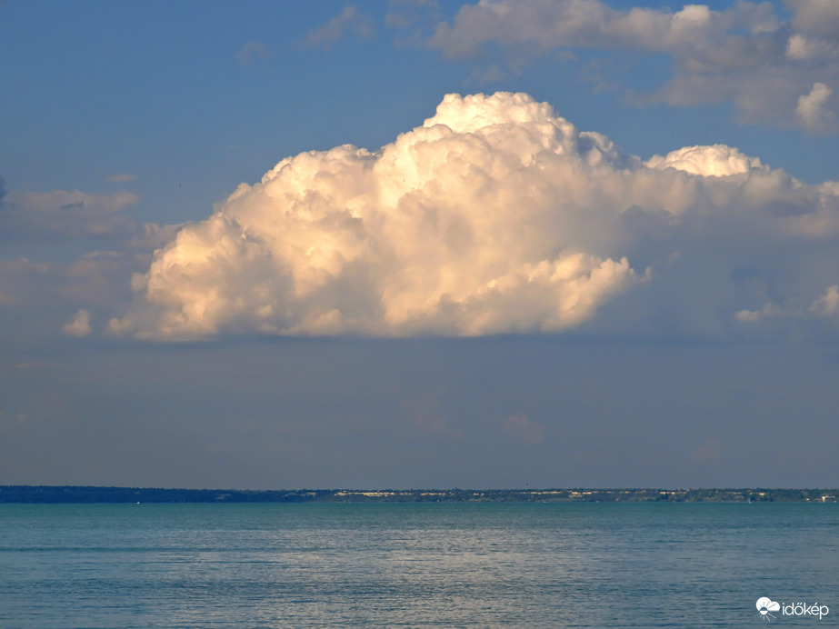 Berobbant a légkör. 