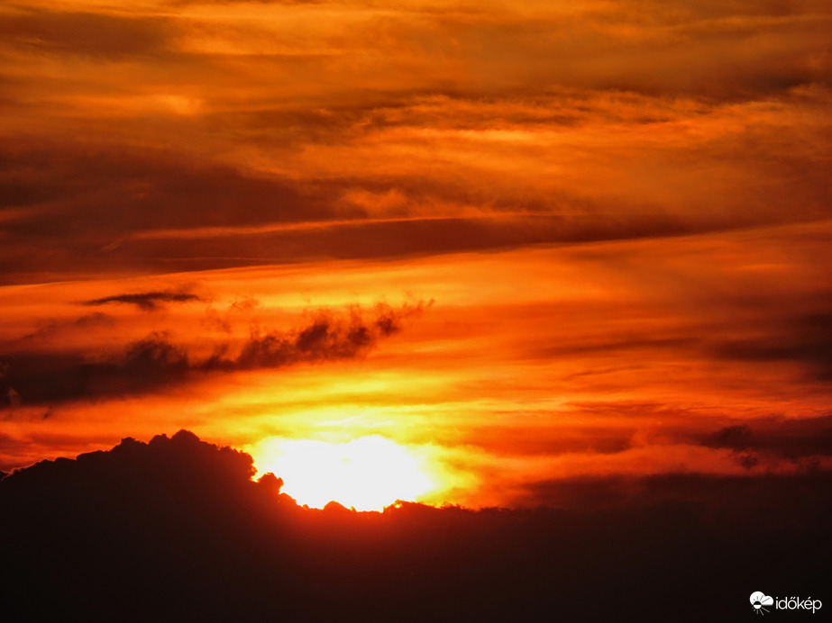 A nyár első alkonya. 