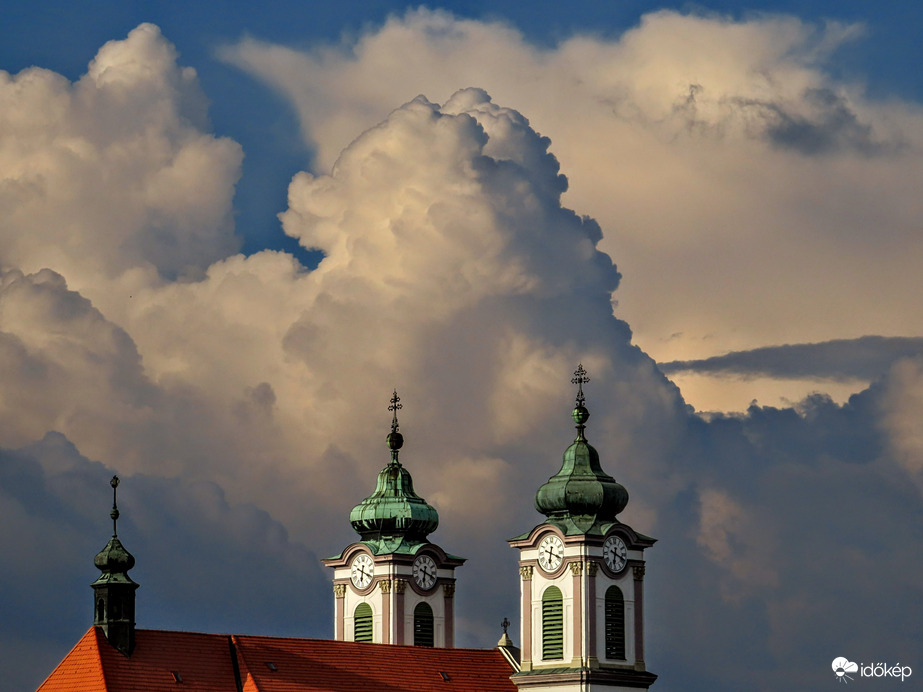 Berobbant a légkör. 