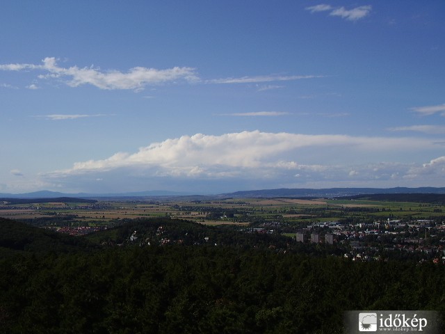 Háttérben az Alpok esőfelhővel!