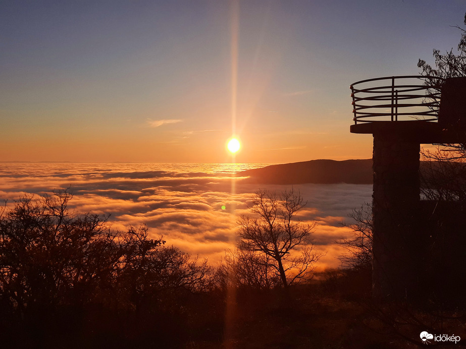 Ködpaplanos naplemente a Mecsekről 