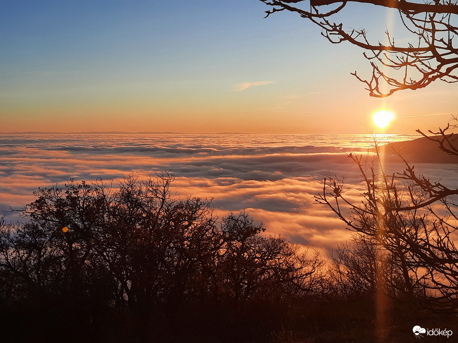 Ködpaplanos naplemente a Mecsekről 