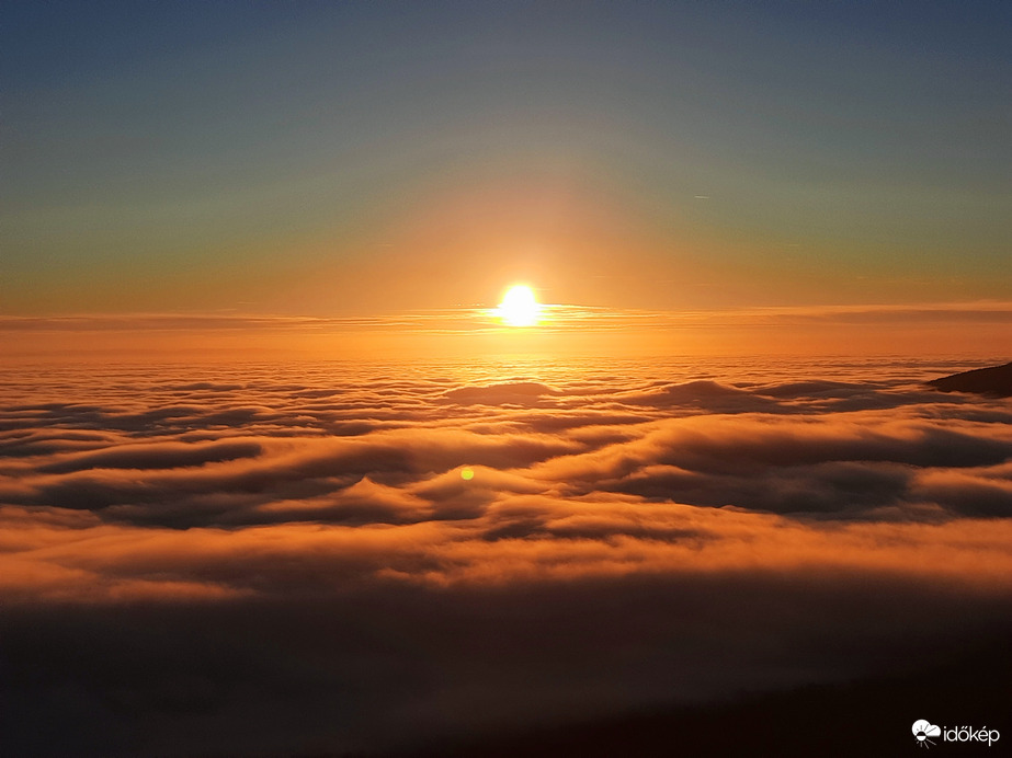 Ködpaplanos naplemente a Mecsekről 