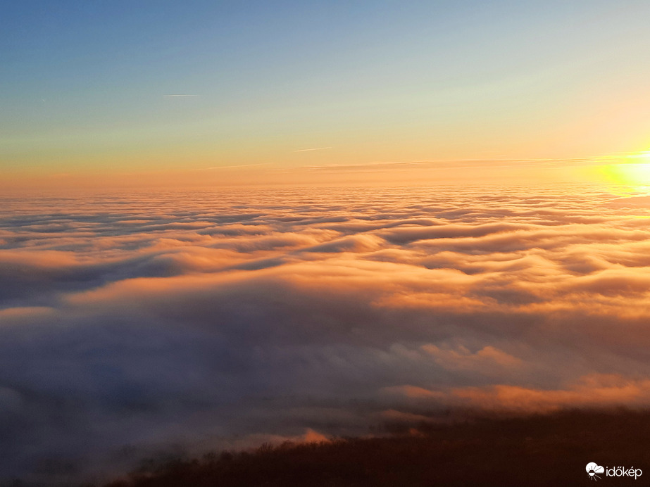 Ködpaplanos naplemente a Mecsekről 
