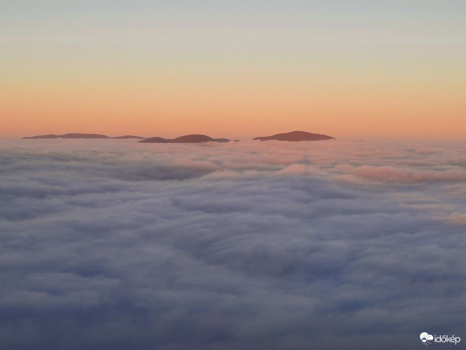 Ködpaplanos naplemente a Mecsekről 