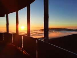 Ködpaplanos naplemente a Mecsekről 