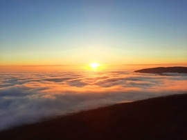 Ködpaplanos naplemente a Mecsekről 