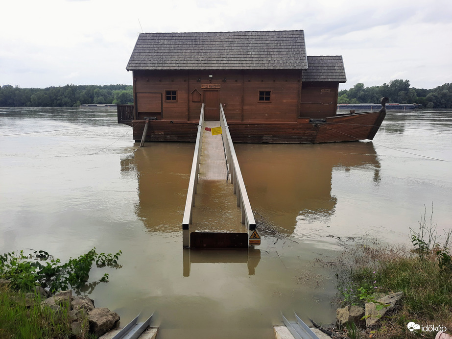 Dunai árhullám Baján