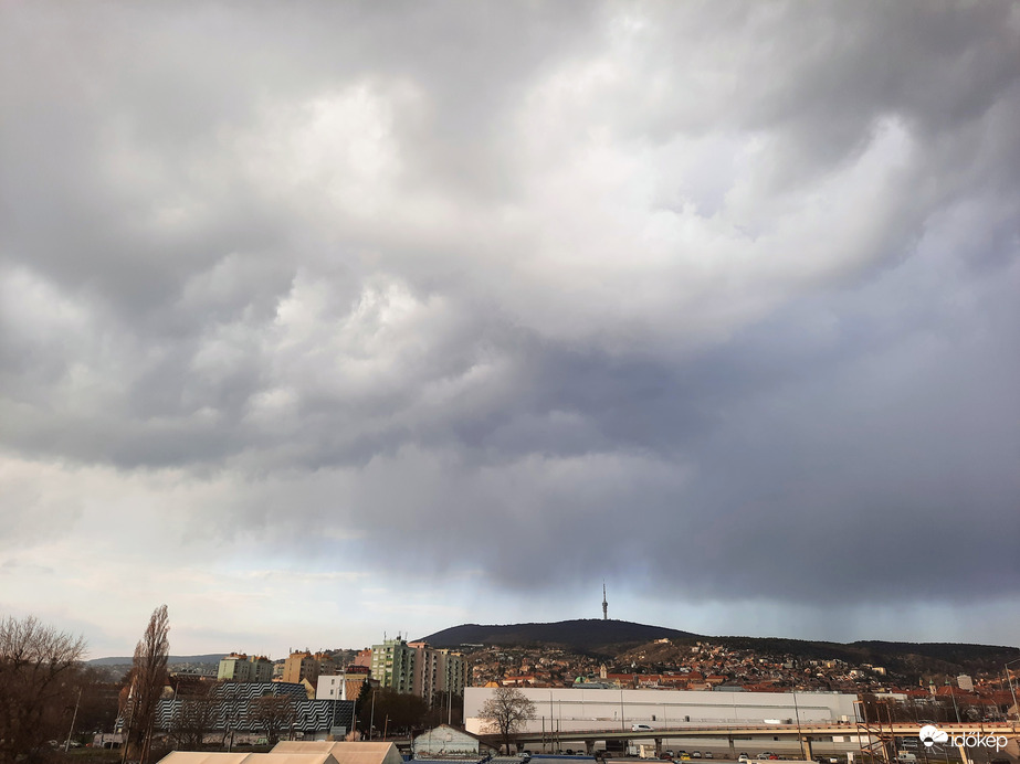 Pécsi felhővarázs